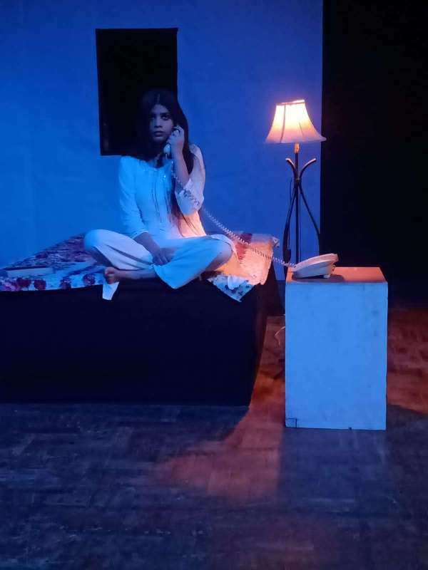 टूटते रिश्तों की कहानी...- नाटक के दृश्य