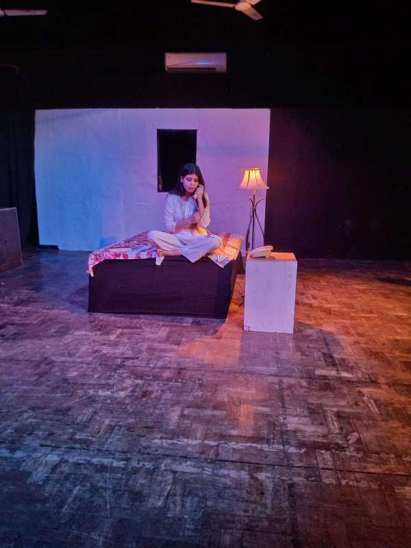 टूटते रिश्तों की कहानी...- नाटक के दृश्य