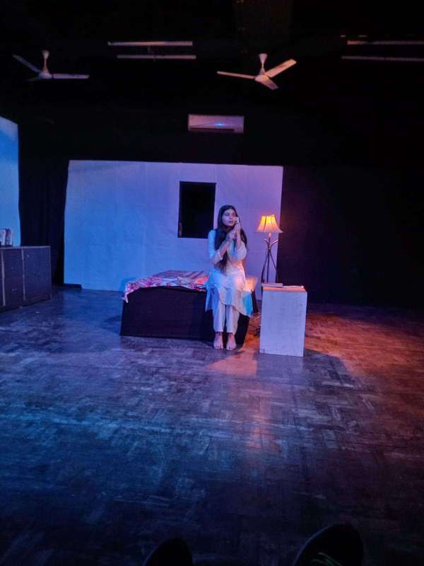 टूटते रिश्तों की कहानी...- नाटक के दृश्य