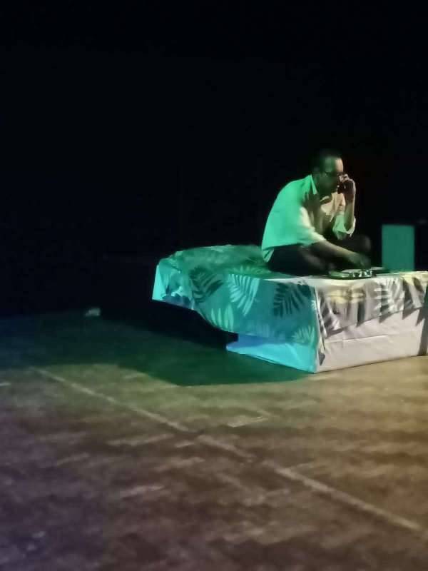 टूटते रिश्तों की कहानी...- नाटक के दृश्य