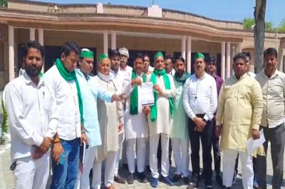 Video: किसानों ने ओलावृष्टि से बर्बाद हुई फसलों के मुआवजे की मांग