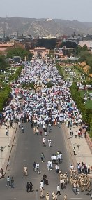 राइट टू हेल्थ बिल के विरोध में सड़कों पर उतरे चिकित्सक रैलियों में जमकर की नारेबाजी