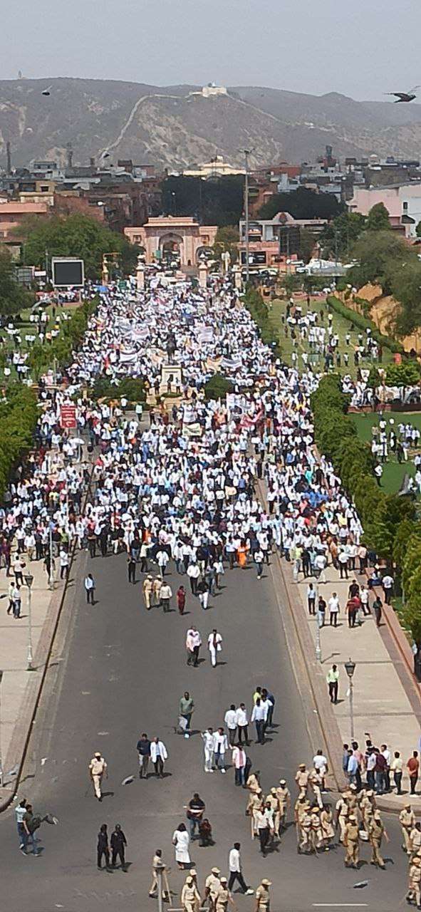 राइट टू हेल्थ बिल के विरोध में सड़कों पर उतरे चिकित्सक रैलियों में जमकर की नारेबाजी