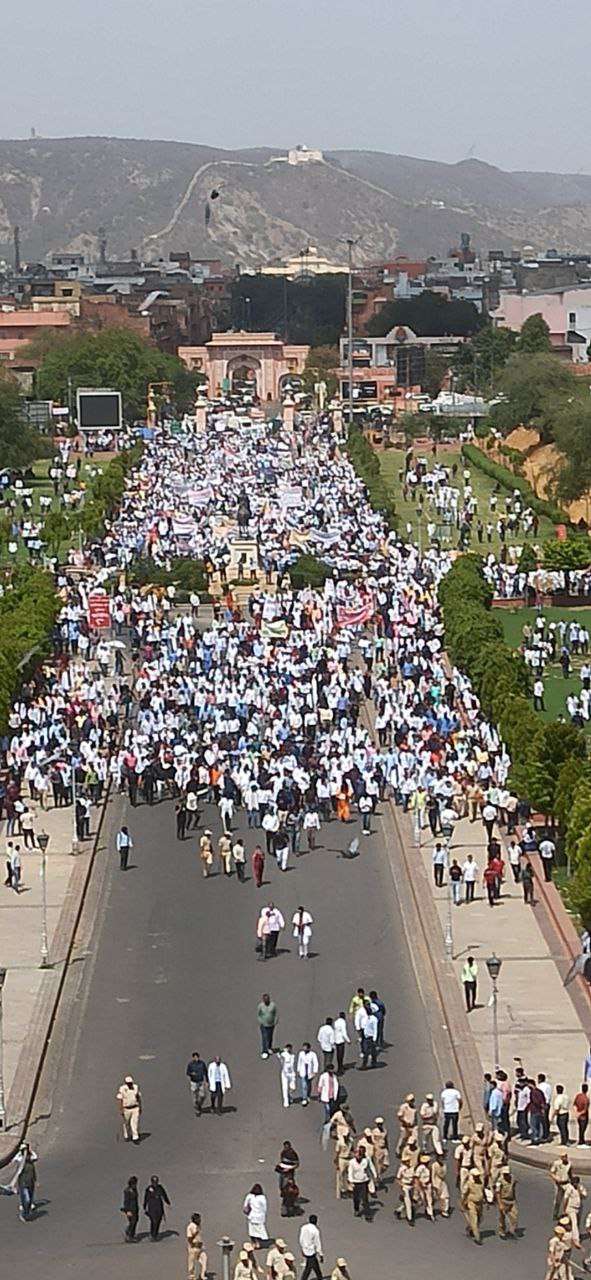 राइट टू हेल्थ बिल के विरोध में सड़कों पर उतरे चिकित्सक रैलियों में जमकर की नारेबाजी