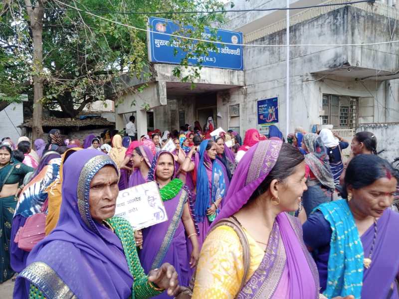 हड़ताल के तेरहवें दिन आशाओं ने धरनास्थल से रैली निकाली