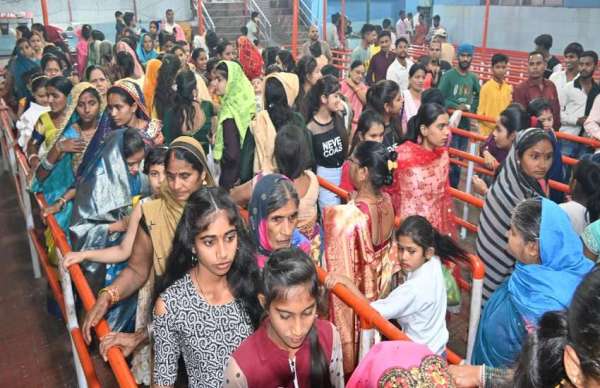 बंजारी माता मंदिर में भक्तों की कतार और ज्योत कलश जगमगाता हुआ। 