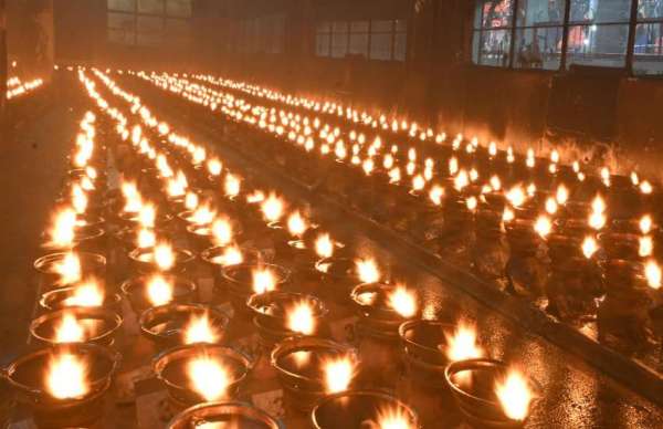 बंजारी माता मंदिर में भक्तों की कतार और ज्योत कलश जगमगाता हुआ। 