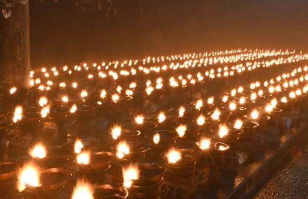 बंजारी माता मंदिर में भक्तों की कतार और ज्योत कलश जगमगाता हुआ। 