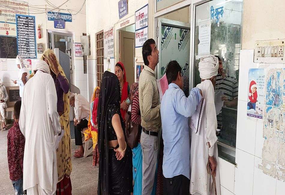 कार्य बहिष्कार के चलते सरकारी चिकित्सालयों का आउटडोर घटा, झोलाछापों की हो रही पौ-बारह