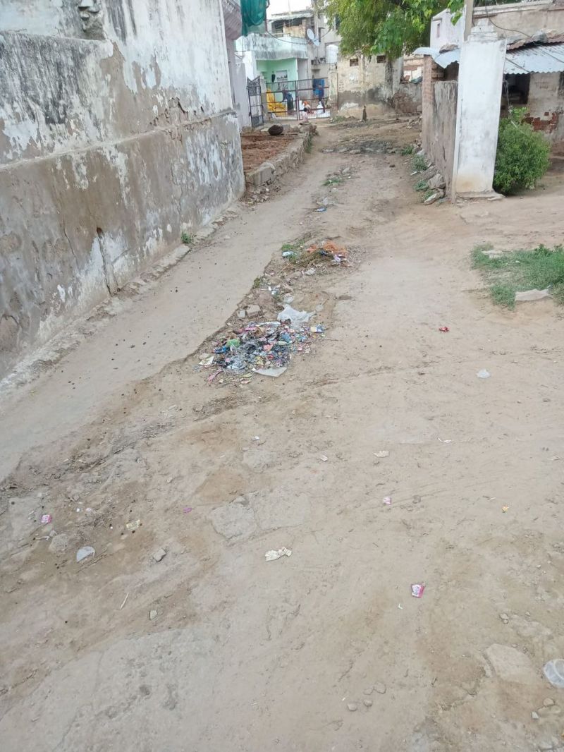 सड़कों को बुरा हाल है निकलना भी मुश्किल