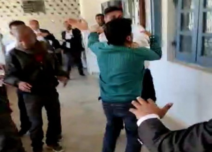 Video Story: कोर्ट में वकील और ठेकेदार के बीच मारपीट का वीडियो वायरल, आप भी देखें