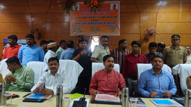 जिला योजना की बैठक में प्रतिभाग करते प्रभारी मंत्री