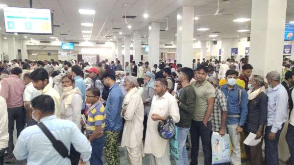  डॉक्टर साब कब आएंगेे कतार में खड़े रहना मुश्किल है