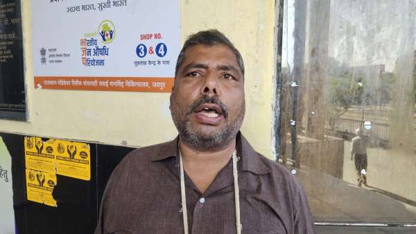  डॉक्टर साब कब आएंगेे कतार में खड़े रहना मुश्किल है