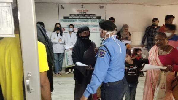  डॉक्टर साब कब आएंगेे कतार में खड़े रहना मुश्किल है