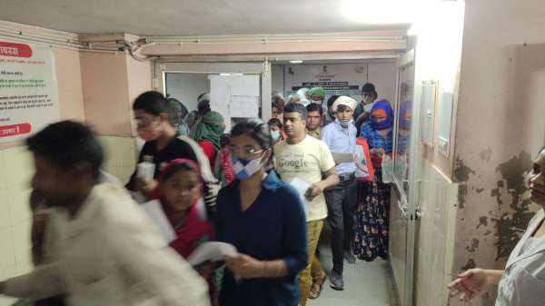  डॉक्टर साब कब आएंगेे कतार में खड़े रहना मुश्किल है