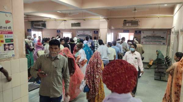  डॉक्टर साब कब आएंगेे कतार में खड़े रहना मुश्किल है