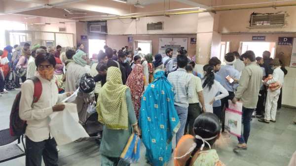  डॉक्टर साब कब आएंगेे कतार में खड़े रहना मुश्किल है