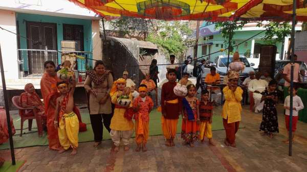 बांसवाड़ा. सरेड़ी बड़ी. कथा के तहत मटकी फोड़ कार्यक्रम में ​​शिरकत बच्चे।