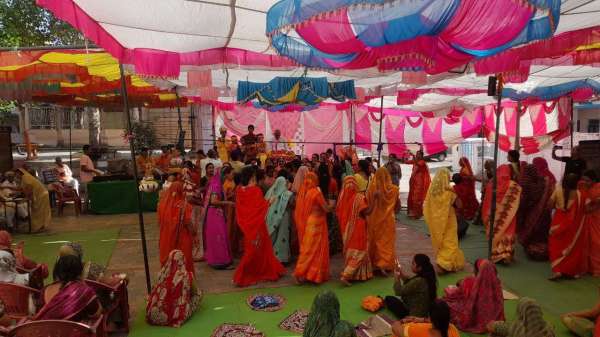 बांसवाड़ा. सरेड़ी बड़ी. कार्यक्रम में शामिल महिलाएं।