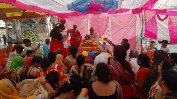 बांसवाड़ा.सरेड़ी बड़ी. मंच पर मौजूद कथावचक।