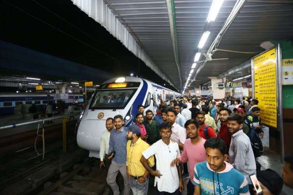 जयपुर जंक्शन पर पहली बार वंदे भारत ट्रेन