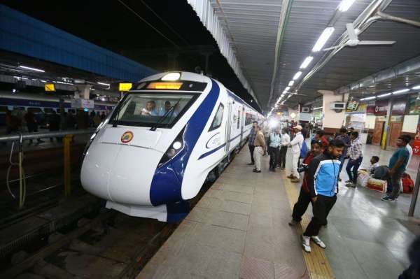 जयपुर जंक्शन पर पहली बार वंदे भारत ट्रेन