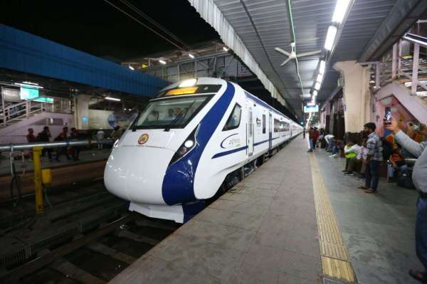 जयपुर जंक्शन पर पहली बार वंदे भारत ट्रेन