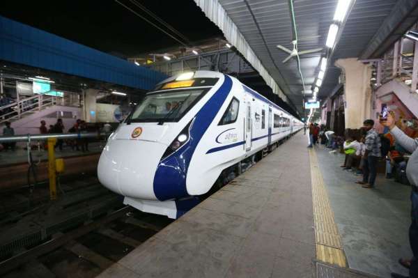 जयपुर जंक्शन पर पहली बार वंदे भारत ट्रेन