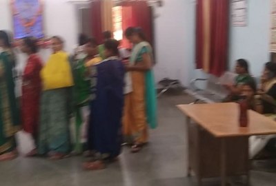 केवायसी के लिए महिलाओं की भीड़