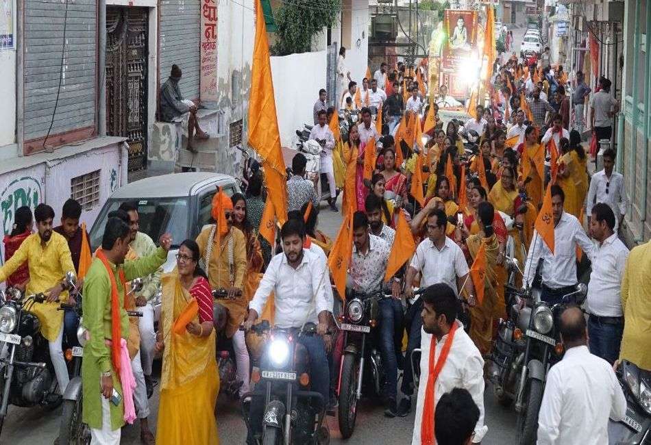 दौसा संत सुंदरदास संदेश यात्रा निकाली, पताकाएं लेकर हुए शामिल