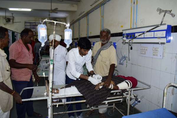 दो घंटें चिकित्सकों की रही हड़ताल, मरीजों की लगी कतारें...