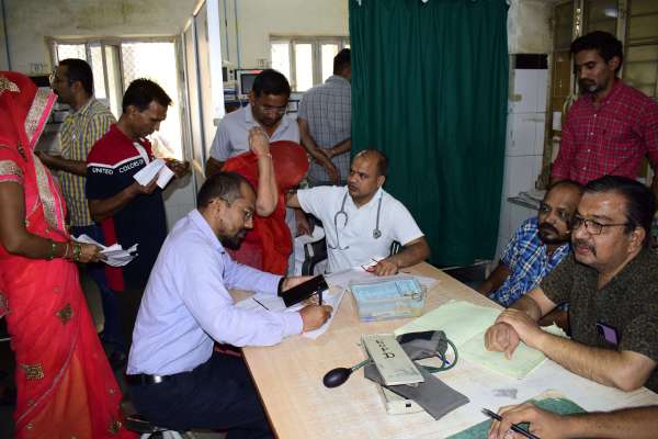 दो घंटें चिकित्सकों की रही हड़ताल, मरीजों की लगी कतारें...