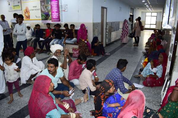 दो घंटें चिकित्सकों की रही हड़ताल, मरीजों की लगी कतारें...