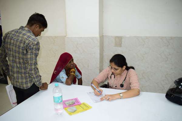 दो घंटें चिकित्सकों की रही हड़ताल, मरीजों की लगी कतारें...