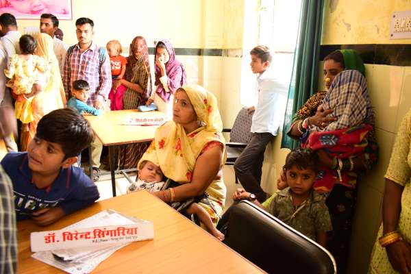 दो घंटें चिकित्सकों की रही हड़ताल, मरीजों की लगी कतारें...