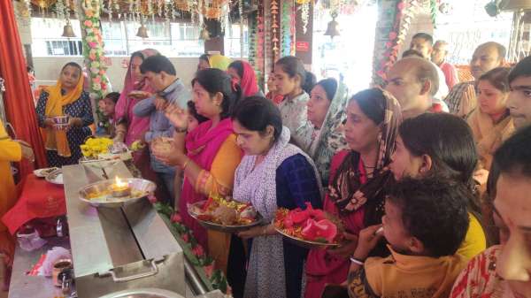 राजपार्क स्थित वैष्णो माता मंदिर में सुबह से ही दर्शन के लिए भक्तों की भीड़ उमड़ रही है।