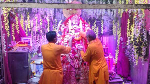 जयपुर में चैत्र नवरात्र के आठवें दिन आज महा अष्टमी पर मंदिरों में माता के जयकारे गूंजे। माता को नवीन पोशाक धारण करवा कर विशेष शृंगार किया गया।