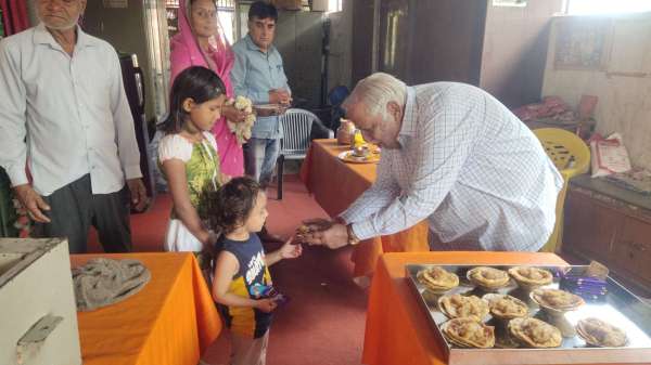 माता रानी को खीर-पुड़ी व हलुए का भोग लगाया गया। साथ ही कन्या पूजन कर भोजन कराया गया।