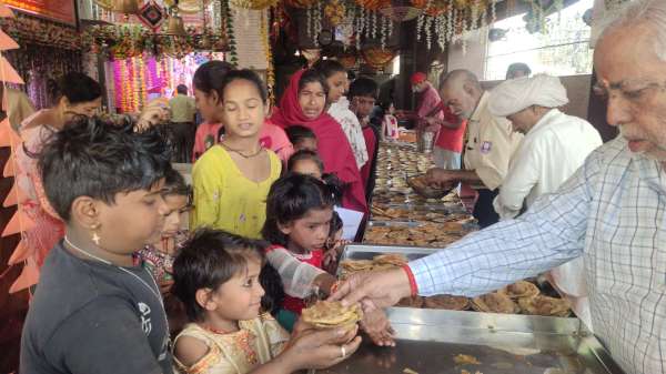 कई मंदिरों में सामूहिक कन्या पूजन के आयोजन भी हो रहे हैं।