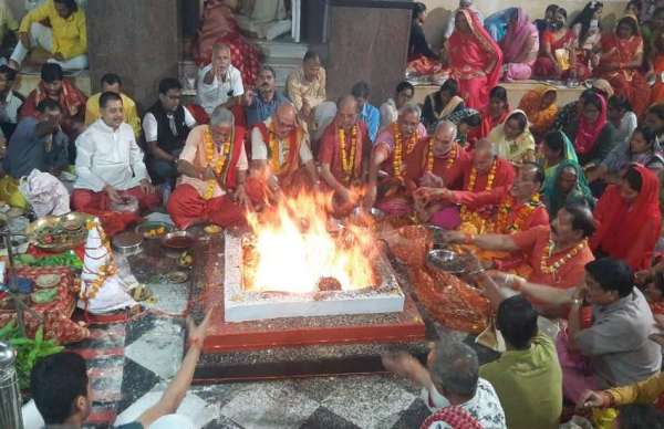 महामाया मंदिर पुरानी बस्ती  में हवन पूजन 