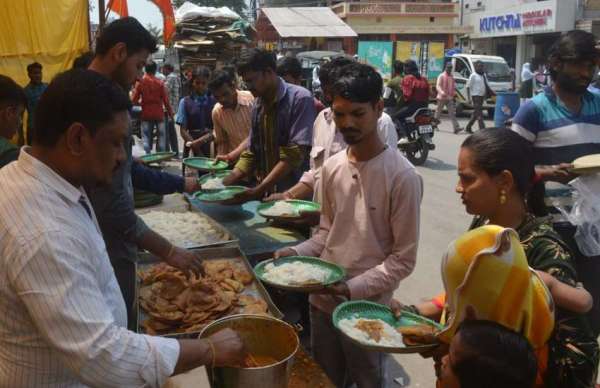 अष्टमी के अवसर पर कई जगह भंड़ारे भी करवाए गये