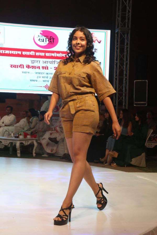 राजस्थान की नामी हस्तियों के साथ युवा मॉडल्स का कैटवॉक