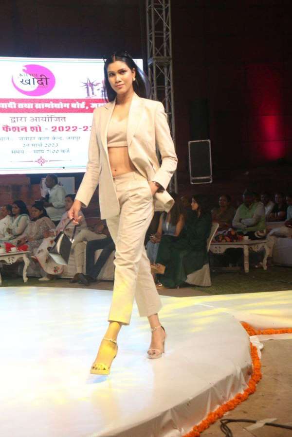 राजस्थान की नामी हस्तियों के साथ युवा मॉडल्स का कैटवॉक