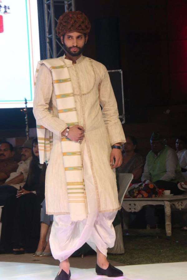 राजस्थान की नामी हस्तियों के साथ युवा मॉडल्स का कैटवॉक