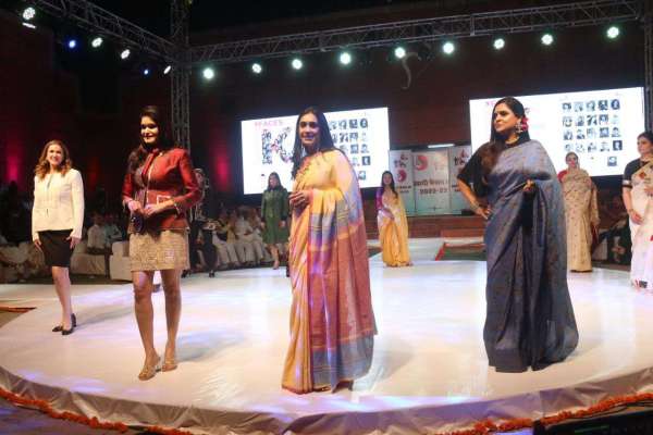 राजस्थान की नामी हस्तियों के साथ युवा मॉडल्स का कैटवॉक