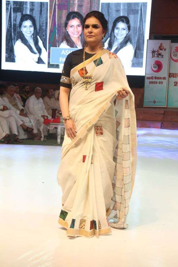 राजस्थान की नामी हस्तियों के साथ युवा मॉडल्स का कैटवॉक