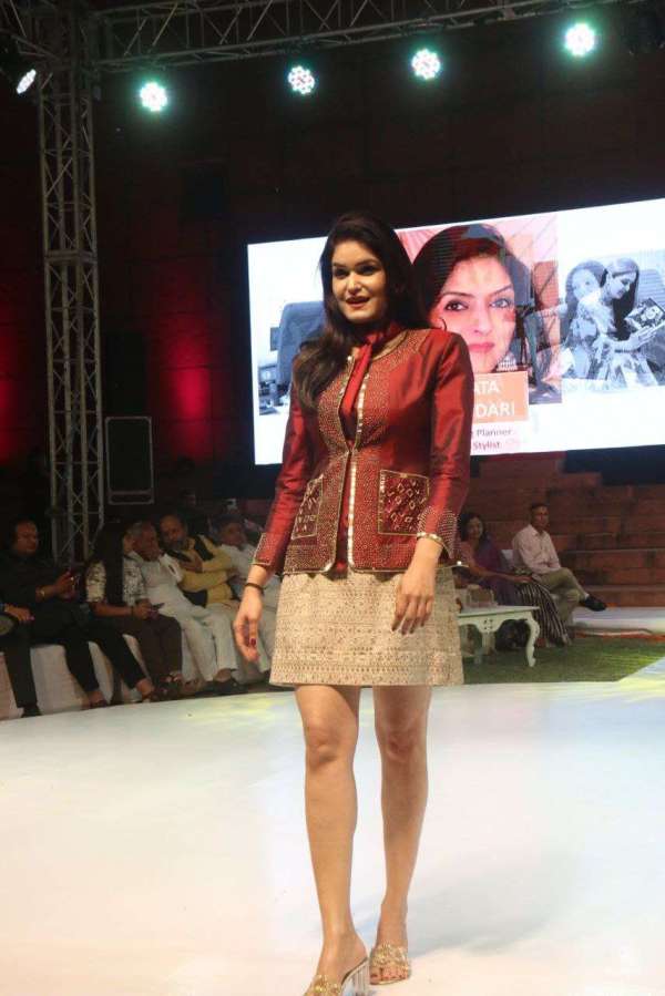 राजस्थान की नामी हस्तियों के साथ युवा मॉडल्स का कैटवॉक