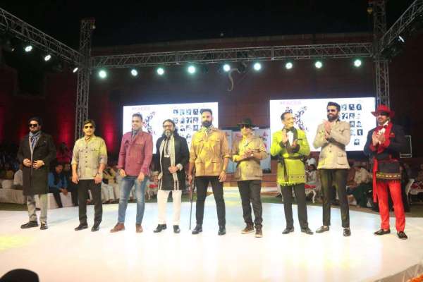 राजस्थान की नामी हस्तियों के साथ युवा मॉडल्स का कैटवॉक