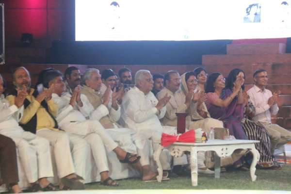 राजस्थान की नामी हस्तियों के साथ युवा मॉडल्स का कैटवॉक